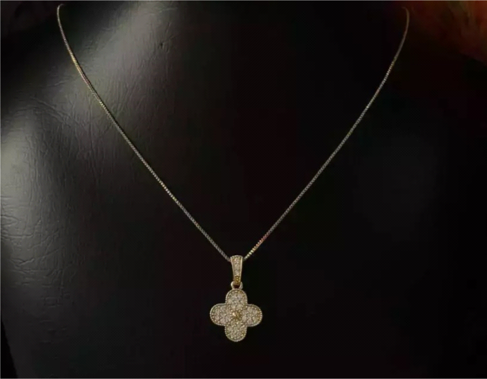 Corrente com pingente trevo de Strass